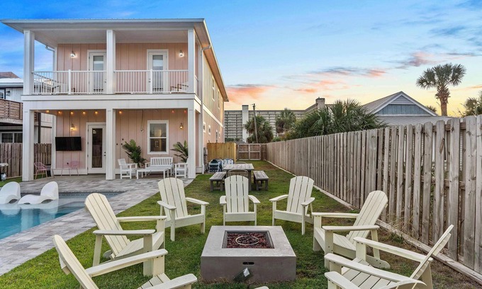 Crescent Beach Casa | 6 min walk to beach!|Pool|Beach chairs