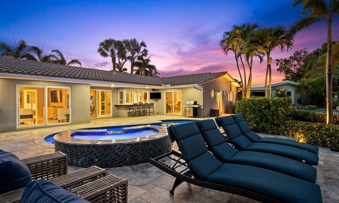 Garden Isles Casa | 6 mins to Beach~Heated Pool~Jacuzzi~Big Backyard~30 Foot Dock