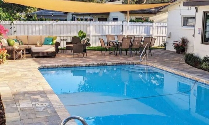 South Pinellas Community Council Casa | 6 minutes to Beach, Entire Home w/lots of beach gear, Heated Pool, Sleeps 12
