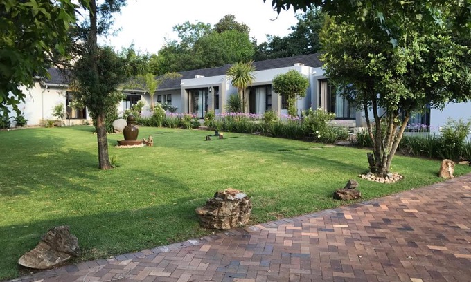 Woodmead Casa | 6 on Morris Guest Lodge