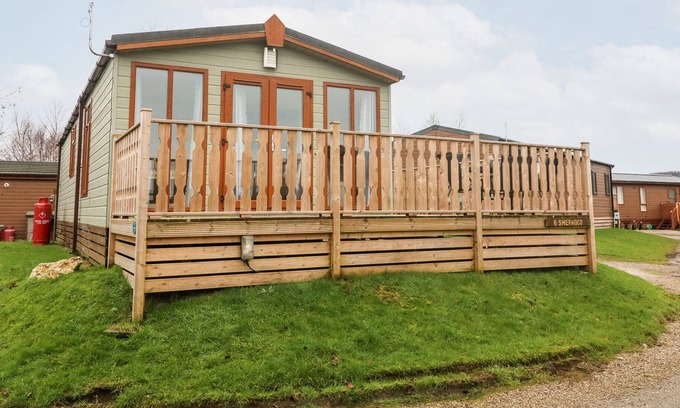 South Lakeland Leisure Village Cabina | 6 SHERWOOD, pet friendly, character holiday cottage in Tewitfield