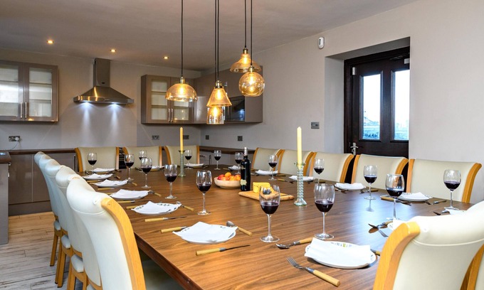 Kendal Casa | 6 Star Luxury Large Manor. Hot Tub, Cave Bar, Lake District,