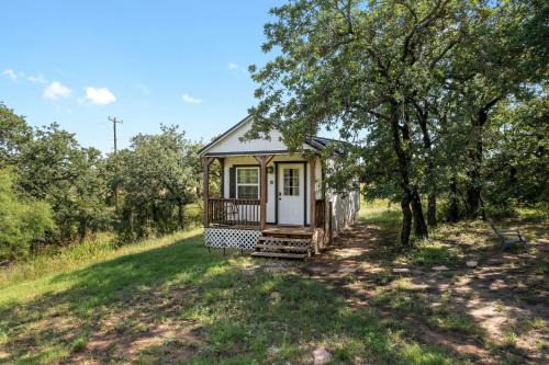 Hico Casa | 6 Tiny Town Bunk House Tiny Home Animals Fire Pit by Vacation Your Way