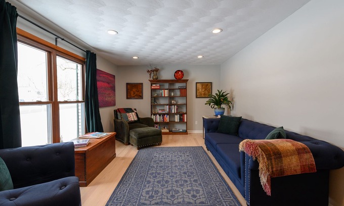 Carmel Casa | .6 A pie de Carmel Midtown (Palladium). Silla de masaje Plus y colchón morado