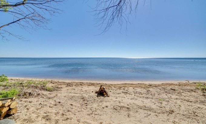 Oconto Cabaña | 600' of Green Bay Frontage & Dock: Cozy Cottage
