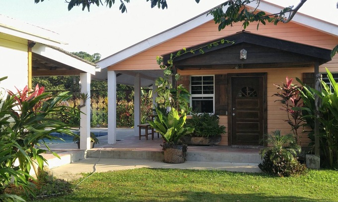 Forest Home Casa | 600 pies cuadrados Casita w / piscina para alquiler a corto o largo plazo