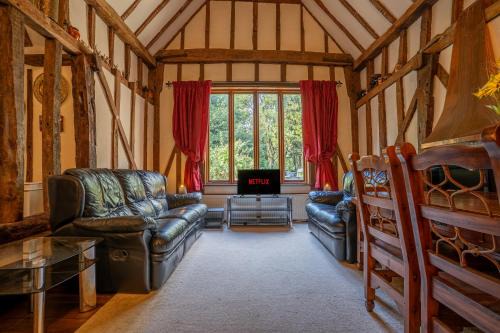 Harlow Casa | 600 Year Old Toddbrook Barn Sleeps 11