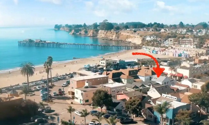 Capitola Cabaña | 62 steps to the sand: Historic Capitola Village beach cottage, learn to surf!