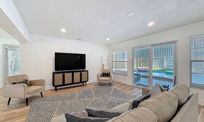 Orient Park Casa | 6616 Travis Blvd Summ