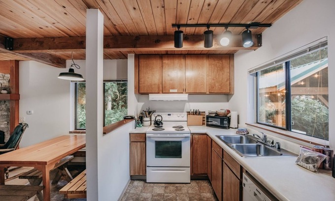 Maple Falls Cabina | 67mf- Hot Tub - Pets Ok - Bbq - Sleeps 5 3 Bedroom Home by RedAwning
