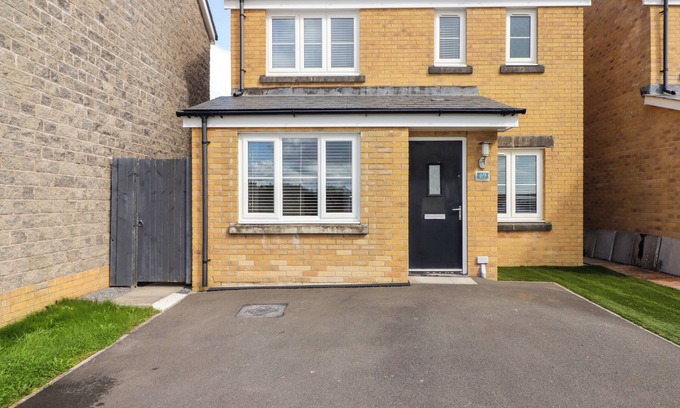 Crynant Cabaña | 69 FFORDD Y MEILLION, pet friendly, with a garden in Llanelli