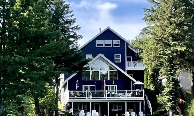 Gaylord Casa | Casi 7,000 pies cuadrados frente al lago en casa! Minutos al golf, esquí. Bañera de hidromasaje.