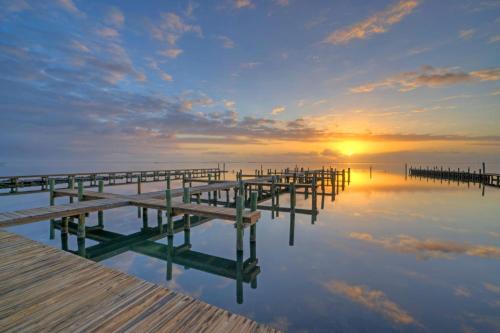 Flour Bluff Casa | 6BDR Bay Haven w Shared Waterfront Pool Boat Dock Keeper Trout by AvantStay