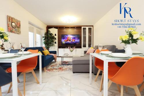 Old St Mellons Casa | 6BDR Stylist Home - 4 Parking Family & Contractor