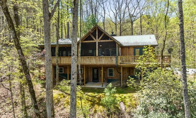 Sautee Nacoochee Cabina | 6BDRM Cabin only 10 mins to Alpine Helen/ Hot Tub/ Firepit/ Game Room/ Satellite