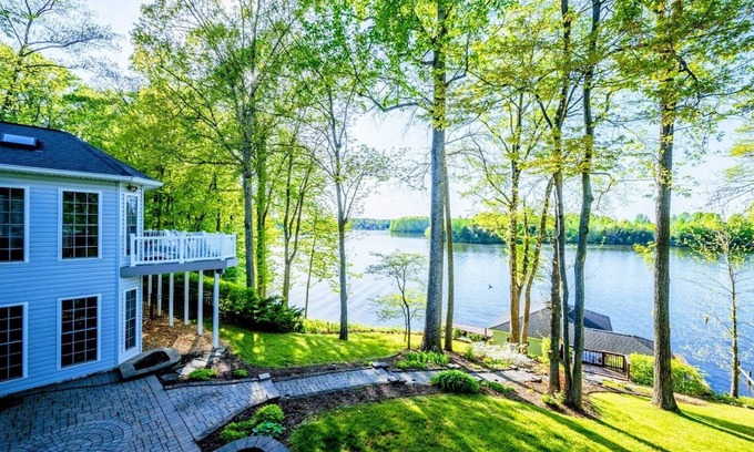 Livingston Casa | 6BR Lakefront Lake Anna, Views, Boat Dock, Hot Tub