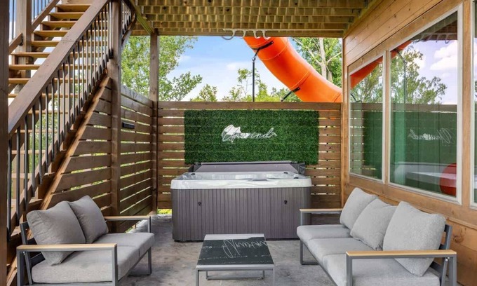Sevierville Cabina | Bella Lago: 6BR Lakeview w/ Pool & Tube Slide