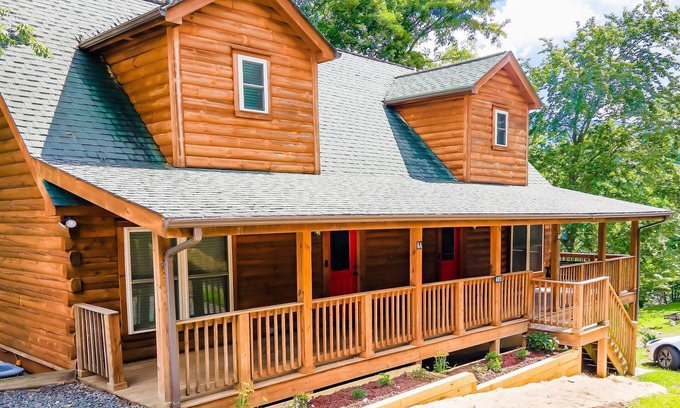 West Jefferson Cabina | 6BR Log Cabin | Walk to Downtown | Mountain Views