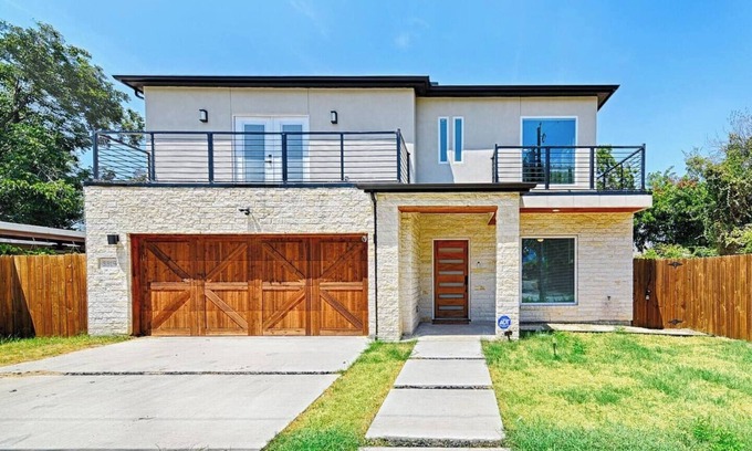 West Dallas Casa | 6BR Trinity Groves Urban Escape | Huge Backyard