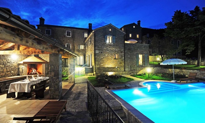 Livade Villa | Villa de 6 habitaciones con vistas increíbles, área de juegos y piscina infinita extra grande