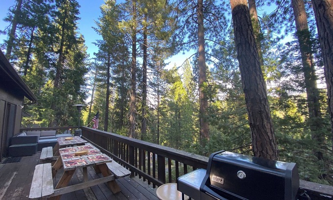 Cold Springs Cabina | 6mi to Pinecrest-AC, arcade loft, airhockey, outdoor space & spacious deck!