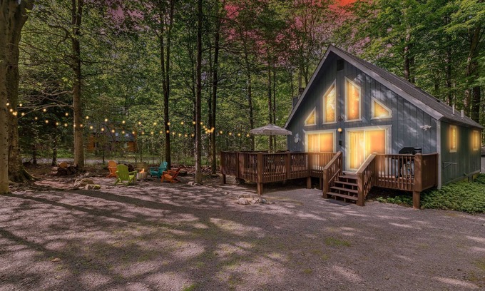 Pocono Lake Cabaña | 6min walk to pool, AC, Wi-Fi, Arcade, Firepit, BBQ, Deck.