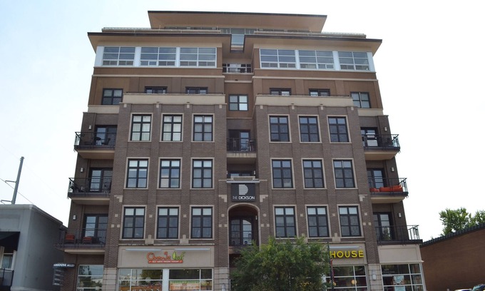 Fayetteville Condominio | Sexto Condo piso en el Dickson con Vista de Old Main