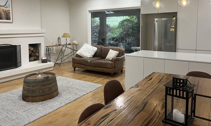 Mount Dandenong Casa | 7 Acre Paradise. Windmill Lodge. Fernglen Forest Retreat.