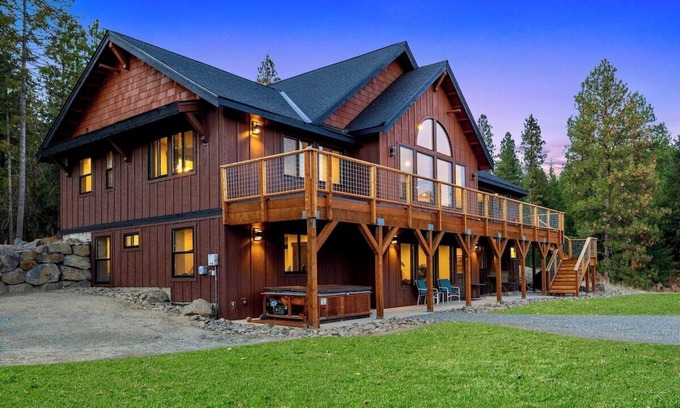 Cle Elum Casa | 7 Bd, Swim Spa, Game Room, Sleeps 24!