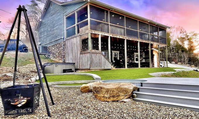 La Follette Cabina | 7 bdrm covered dock, hot tub, cwby pool, sleeps 24, “Mountain Oasis”