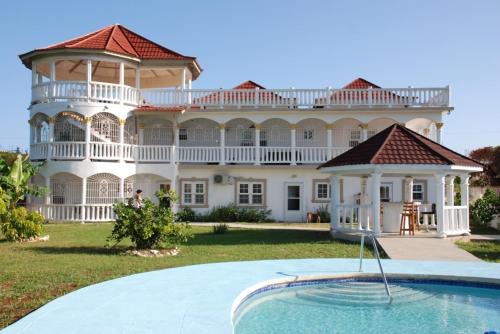 Windsor Casa | 7 bed bath Home close to MBJ and Ocean Access
