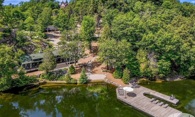 Utterson Cabaña | 7 bed 6 bath cottage on Skeleton Lake