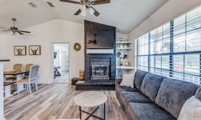 Johnson City Casa | 7 Bed Home / Mins to Wineries / Walk to Town Square