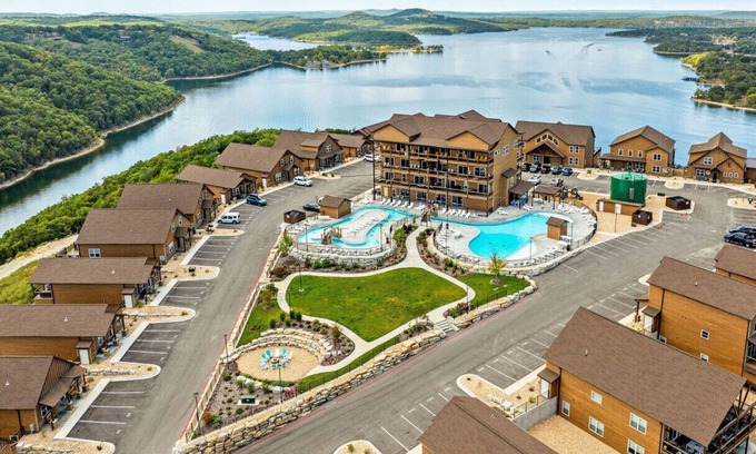 Kimberling City Casa | 💙 7 BED LAKE HOUSE/GAME RM/GOLDEN TEE/INDOOR & OUTDOOR POOLS/HOT TUB & FIRE PIT