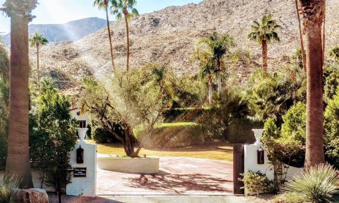 The Mesa Casa | 7 dormitorios, 5. 5 baños Villa de estilo español de los años 30 con privacidad y piscina grande