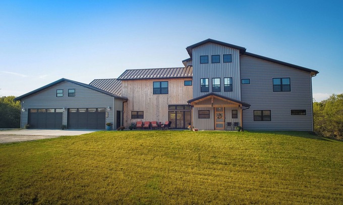 Weston Casa | 7-Bedroom: Hoops, Pickleball, Movies, Books & Games!