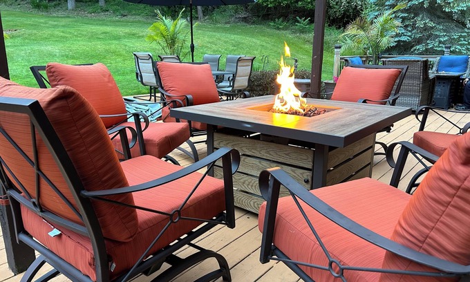 Acme Casa | 7-Bedroom House with Amazing Deck & Backyard! Near TC, Wineries, Resort, Beach!
