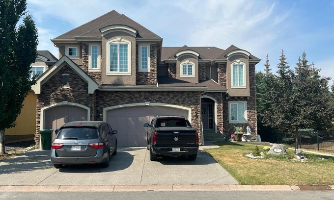 Chestermere Casa | 7 bedroom lake view house for upto 20 people