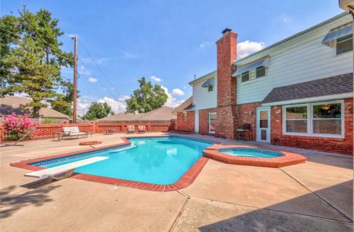 Central Oklahoma City Casa | 7 Bedroom Luxurious retreat with Heated Pool, Hot tub & King Beds