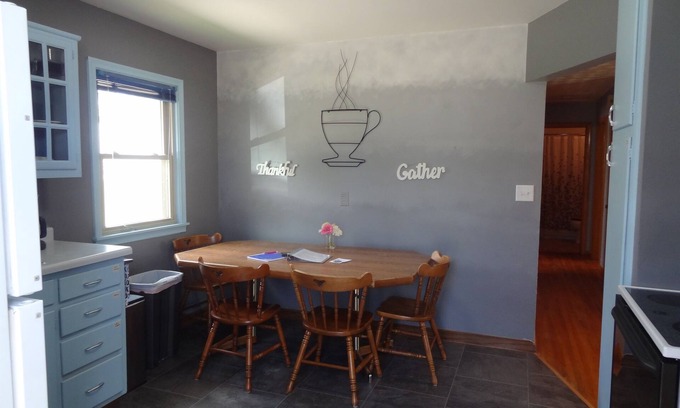 Kutzky Park Casa | 7 blks Mayo Gonda 8 blks St Marys 3 Bed Main Floor
