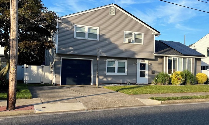 Margate City Casa | 7 blocks from the beach. Fenced in yard, pergola, grill, and more.