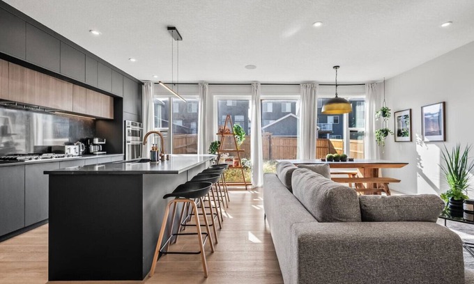 Calgary Casa | 7 BR Luxury Home » Central AC » 100` Projector