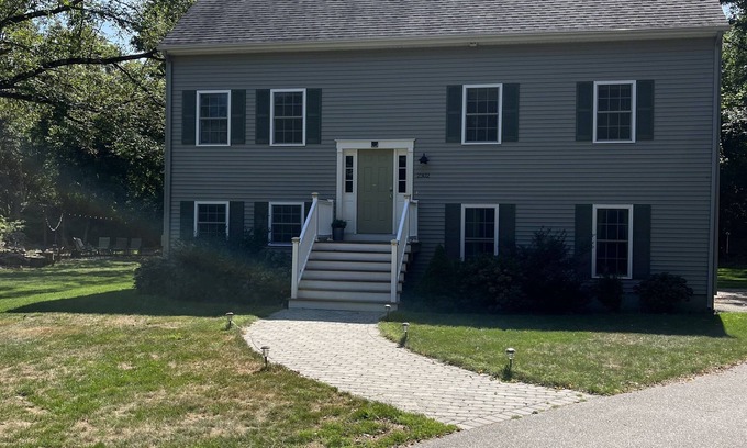 Kingston Casa | 7 BR's, 3 baths, 2 acres. FIREPIT, A/C, Near Narragansett, Newport, URI