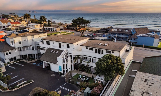 Cayucos Casa | 7 Bungalows | Steps to Pier + Beach | Ocean Views, Outdoor Bar, Firepit, Lounge