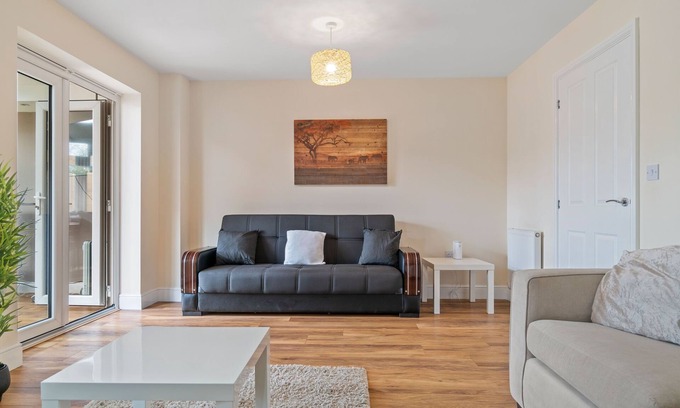 Havering Casa | Impeccable 3-Bed House in Hornchurch