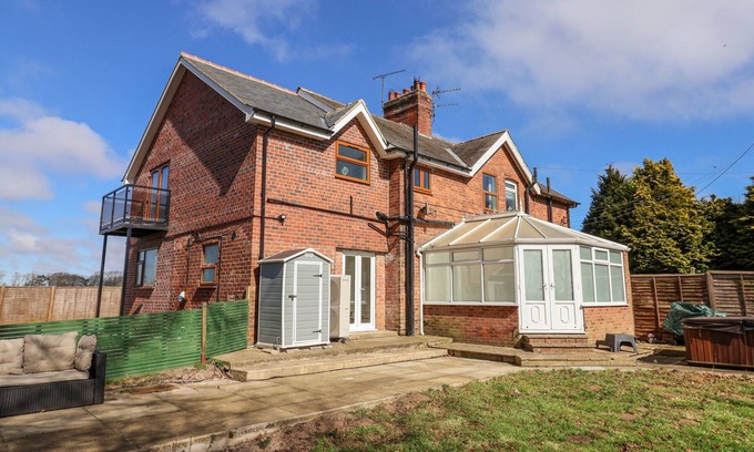 Bridlington Cabaña | 7 KINGSFIELD COTTAGES, pet friendly, with hot tub in Bridlington