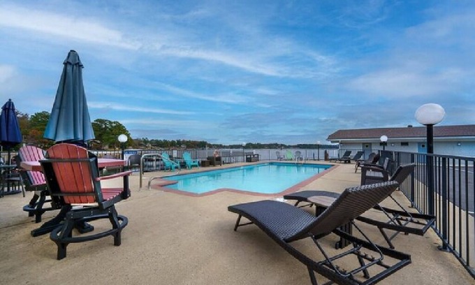 Hot Springs Hotel | #7 Main Channel - King Room (adjoining)