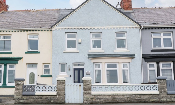 Hartlepool Cabaña | 7 MARINE DRIVE, pet friendly, character holiday cottage in Hartlepool