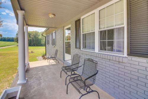 Glasgow Casa | 7 Mi to Barren River Lake Quiet Getaway with Yard!