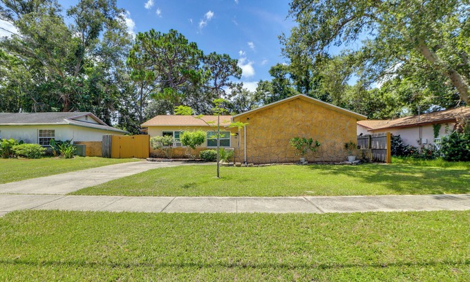 Pinellas Park Apartamento | 7 Mi to Beach: Pinellas Park Studio w/Patio